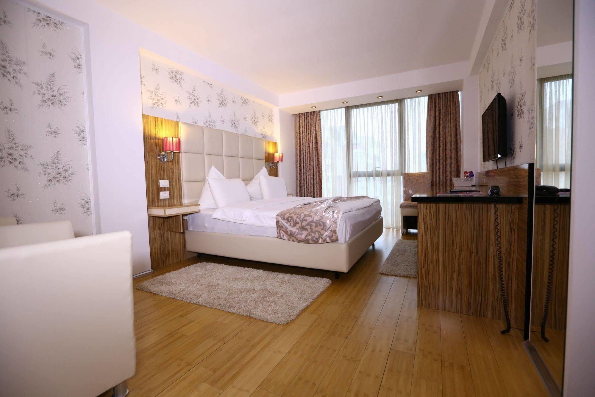 Hotel Articus Craiova Kültér fotó