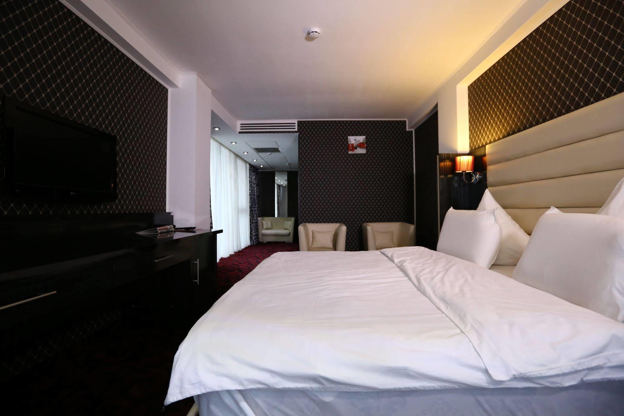Hotel Articus Craiova Kültér fotó
