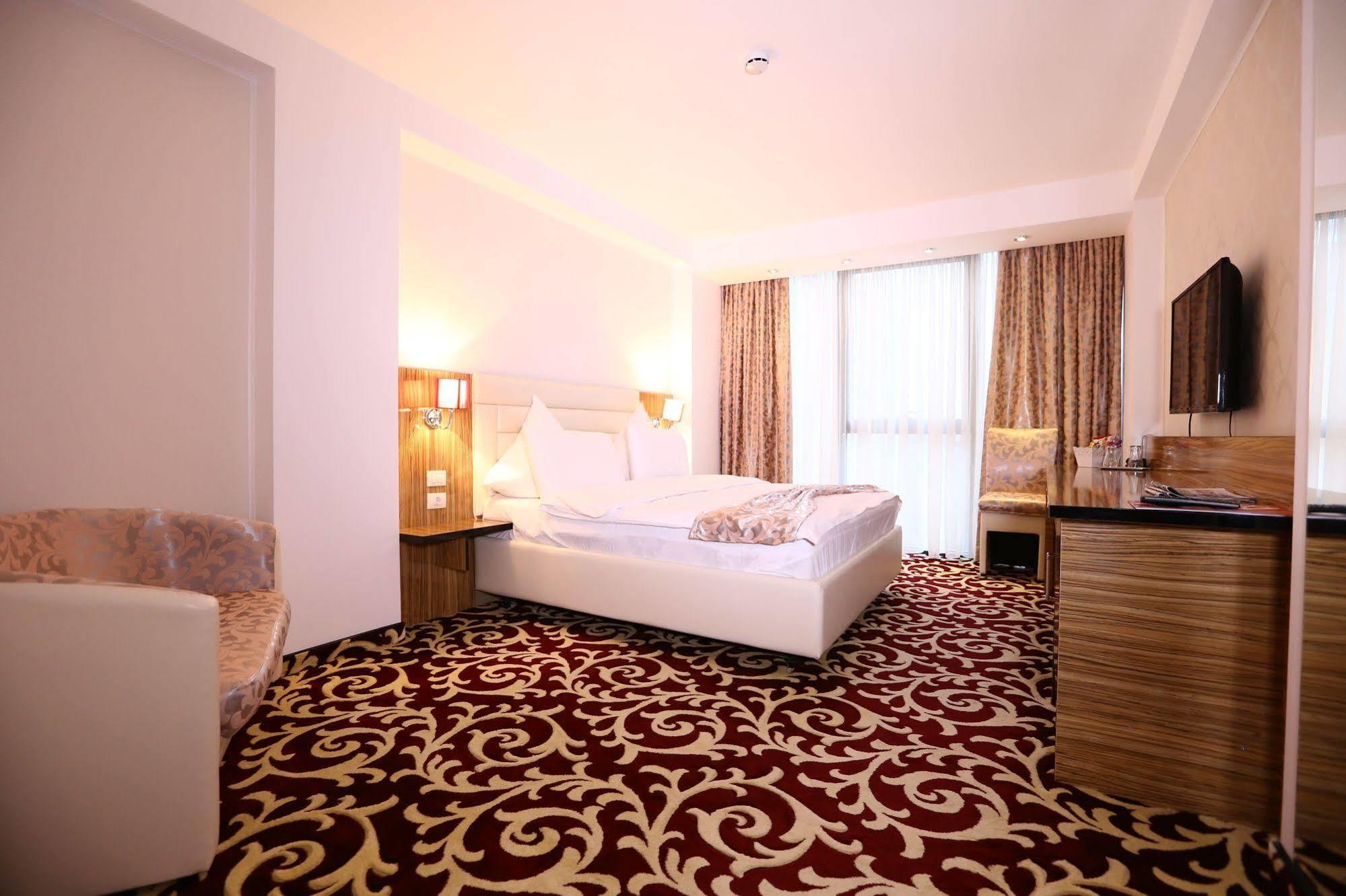 Hotel Articus Craiova Kültér fotó